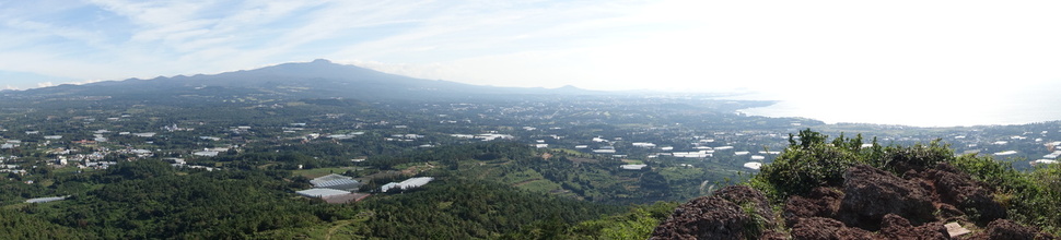 군산오름 정상에 서면 한라산부터 송악산까지 제주 서남부의 장엄한 풍광이 파노라마처럼 펼쳐진다.