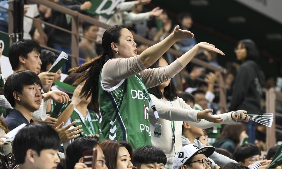 프로농구 ‘속도 싸움’에 팬들은 즐거워