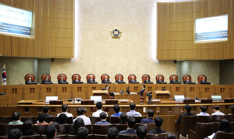 대법원 전원합의체가 양심적 병역거부 사건, 일제 강제징용 배상청구 사건 등에 대해 30일 판결을 선고한다. 사진은 대법정에서 벌어진 대법원 전원합의체의 공개변론 모습. 백소아 기자 thanks@hani.co.kr