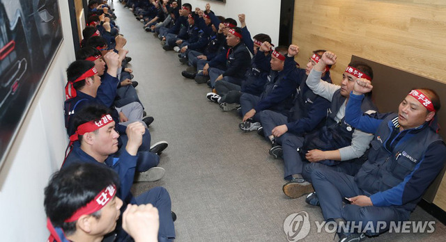 한국지엠(GM) 노조원들이 19일 오후 주주총회 장소로 알려진 인천시 부평구 한국지엠 부평공장 사장실 앞에서 “법인 분할 반대” 구호를 외치고 있다.