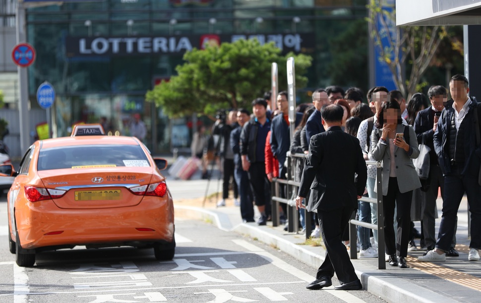 카카오 카풀 서비스 진출에 반대하는 택시업계 종사자들이 24시간 파업에 돌입한 18일 오전 10시경 서울역 앞에서 시민들이 택시를 기다리고 있다.연합뉴스