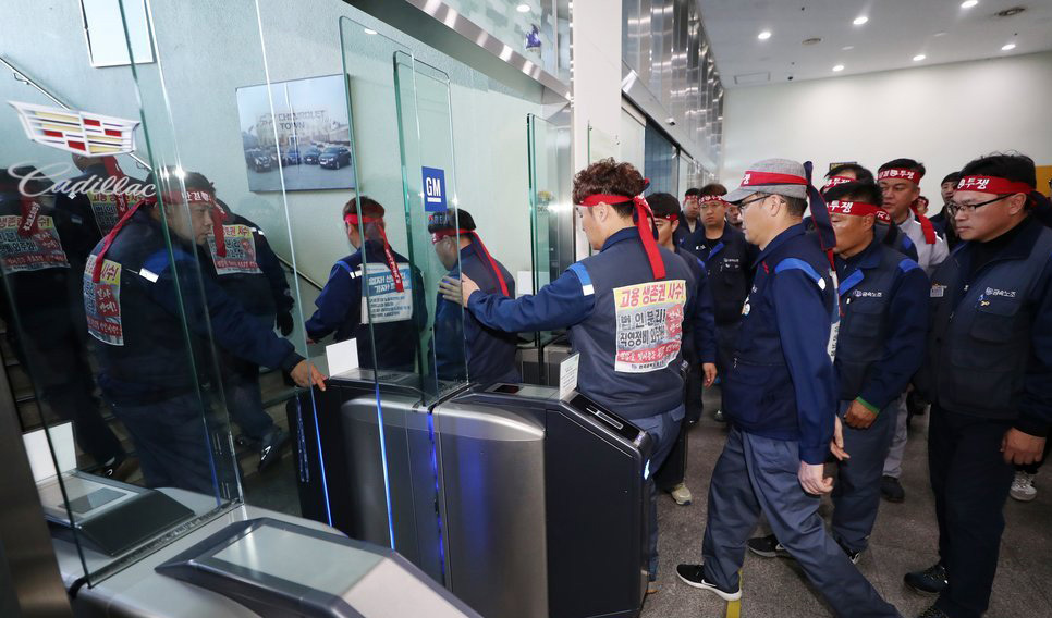 한국지엠 주주총회가 열린 지난 19일 오후 전국금속노동조합 한국지엠지부 노조원들이 법인분리 안건을 저지하기 위해 주주총회 장소로 알려진 인천시 부평구 한국지엠 부평공장 본사 건물 내부로 들어서고 있다. 연합뉴스
