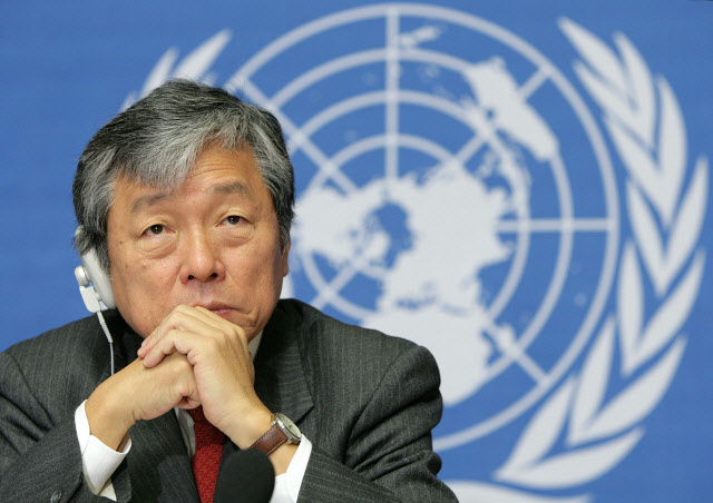 이종욱 세계보건기구(WHO) 사무총장이 2005년 11월24일 스위스 제네바의 유엔 본부에서 열린 기자회견에서 기자들의 질문을 듣고 있다. 제네바/AP 연합