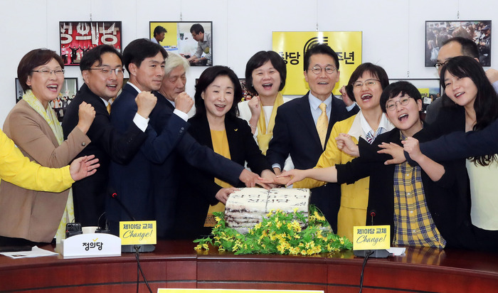 이정미 대표, 심상정 의원 등 정의당 관계자들이 21일 서울 여의도 국회 본청에서 열린 정의당 창당 6주년 기념식에서 축하 떡을 자른 뒤 파이팅을 외치고 있다. 김경호 선임기자 jijae@hani.co.kr