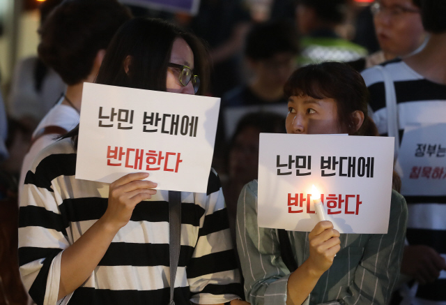 난민 수용을 둘러싼 찬반 집회가 동시에 열린 지난 6월30일 오후 서울 종로구 동화면세점 동화면세점 근처 파출소 앞에서 시민들이 ‘난민 수용 집회’를 열고 제주도 난민을 수용할 것과 정부 대책 마련을 촉구하고 있다. 신소영 기자 viator@hani.co.kr