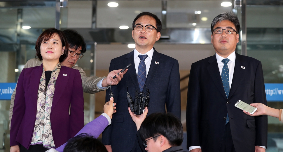 남북 산림협력 회담에 참석하는 남쪽 수석대표 박종호 산림청 차장(가운데), 임상섭 산림청 산림산업정책국장(오른쪽), 김훈아 통일부 과장이 22일 오전 서울 종로구 남북회담본부를 떠나며 취재진 질문에 답하고 있다. 사진공동취재단