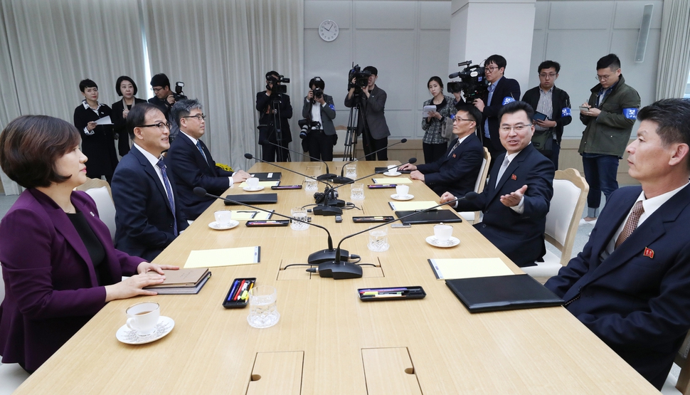 남북 산림협력 회담 북쪽 수석대표를 맡은 김성준 국토환경보호성 산림총국 부총국장(오른쪽 둘째)이 22일 오전 개성 남북공동연락사무소에서 열린 회담에서 참석인사를 소개하고 있다. 백소아 기자 thanks@hani.co.kr