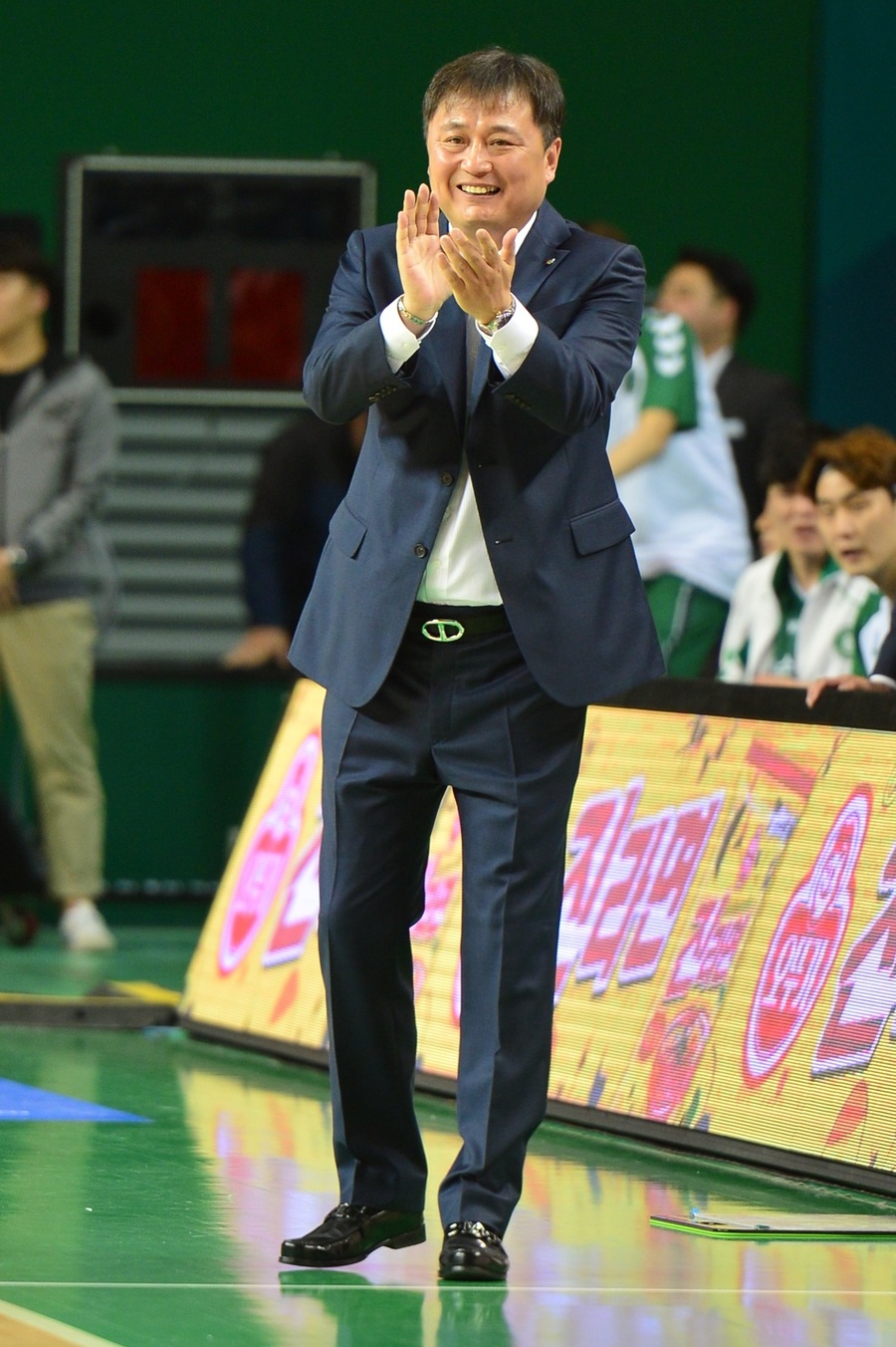 이상범 원주 디비(DB) 감독이 21일 원주종합체육관에서 열린 프로농구 울산 현대모비스와 경기에서 선수들을 격려하고 있다. KBL 제공