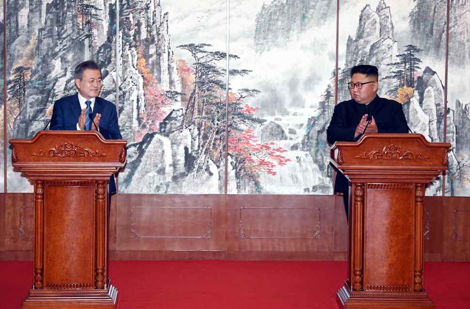 문재인 대통령과 김정은 북한 국무위원장이 지난달 19일 백화원 영빈관에서 정상회담과 평양공동선언을 서명한 뒤 가진 회견에서 박수치고 있다. 평양사진공동취재단