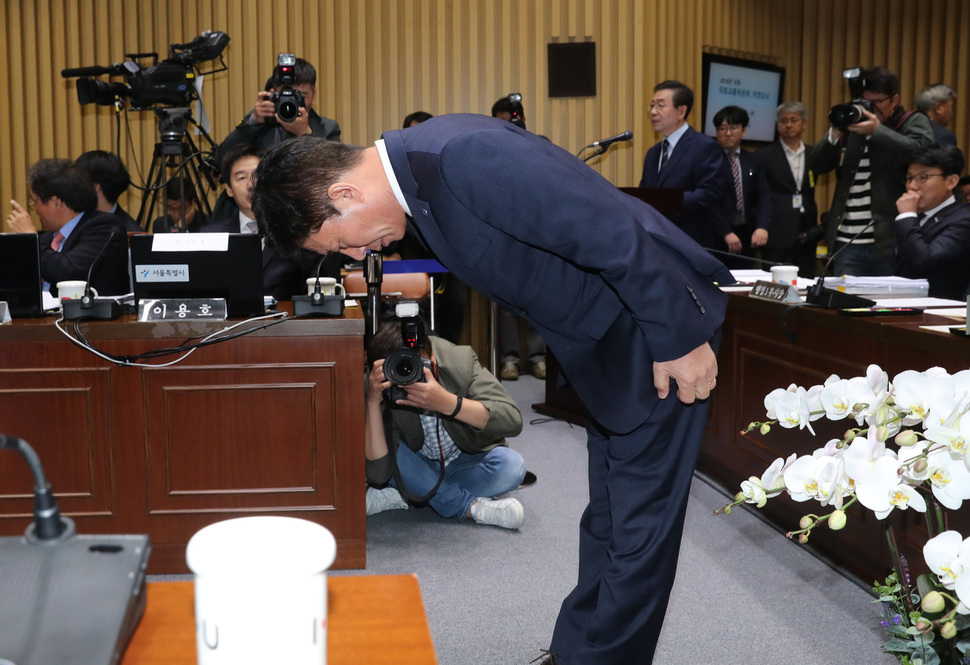 김태호 서울교통공사 사장이 22일 서울 중구 서울시청에서 열린 국회 국토교통위원회의 서울시 국정감사에서 의원들에게 인사하고 있다. 강창광 기자 chang@hani.co.kr