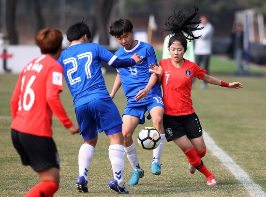 2018 아시아축구연맹(AFC) 여자 아시안컵을 앞둔 여자 축구 대표팀의 이민아(7번) 선수가 지난 3월27일 경기 파주 축구대표팀트레이닝센터(NFC)에서 열린 능곡고와의 연습 경기에서 공을 다투고 있다. (파주=연합뉴스) 임헌정 기자