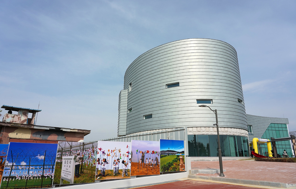 경기도 파주시가 총 사업비 92억원을 들여 도라산 정상에 지하 1층, 지상 3층, 전체면적 2143㎡ 규모로 새로 조성한 도라전망대 모습.