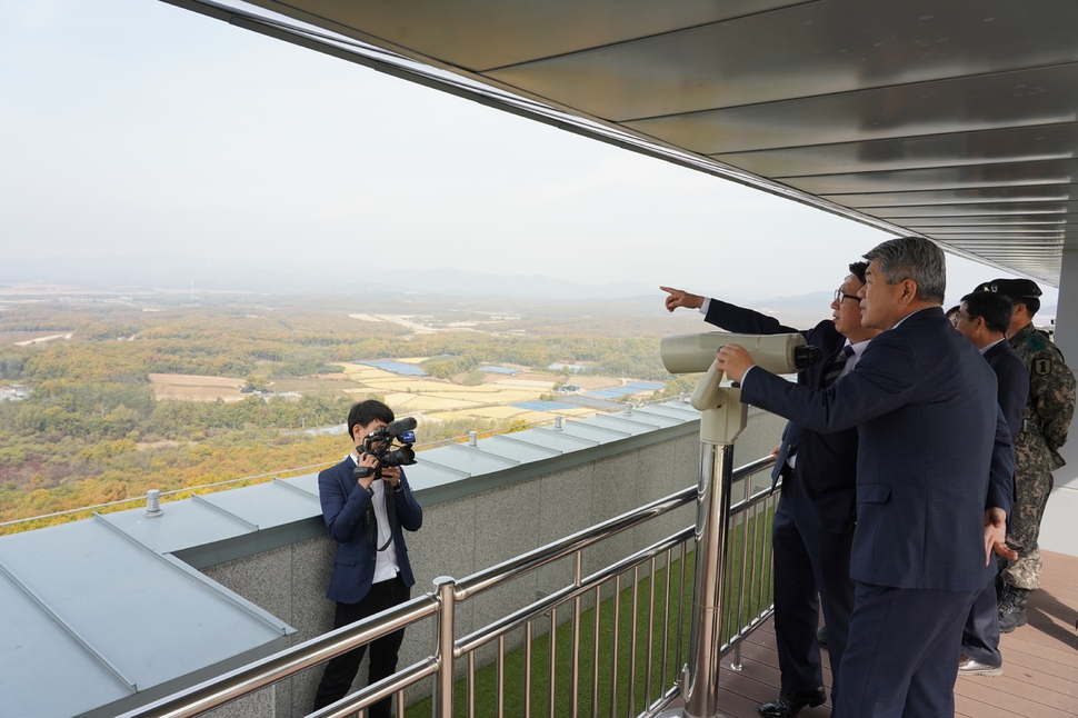 경기도 파주시가 22일 육군 1사단과 통일부 관계자 등을 초청해 파주지역 비무장지대 안 유일한 전망대인 도라전망대 개장식을 열었다.