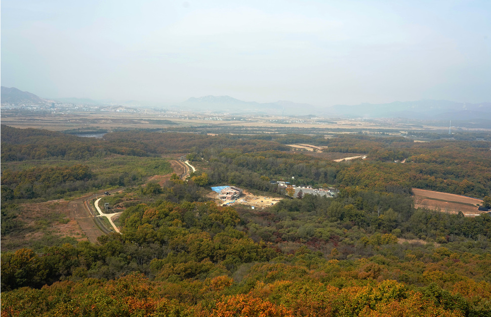 경기도 파주 도라전망대에서 바라본 비무장지대와 북 개성공단 주변 모습.