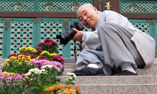 “사진 수익금으로 동료들 기쁘게 하려고 전시회 열었죠”