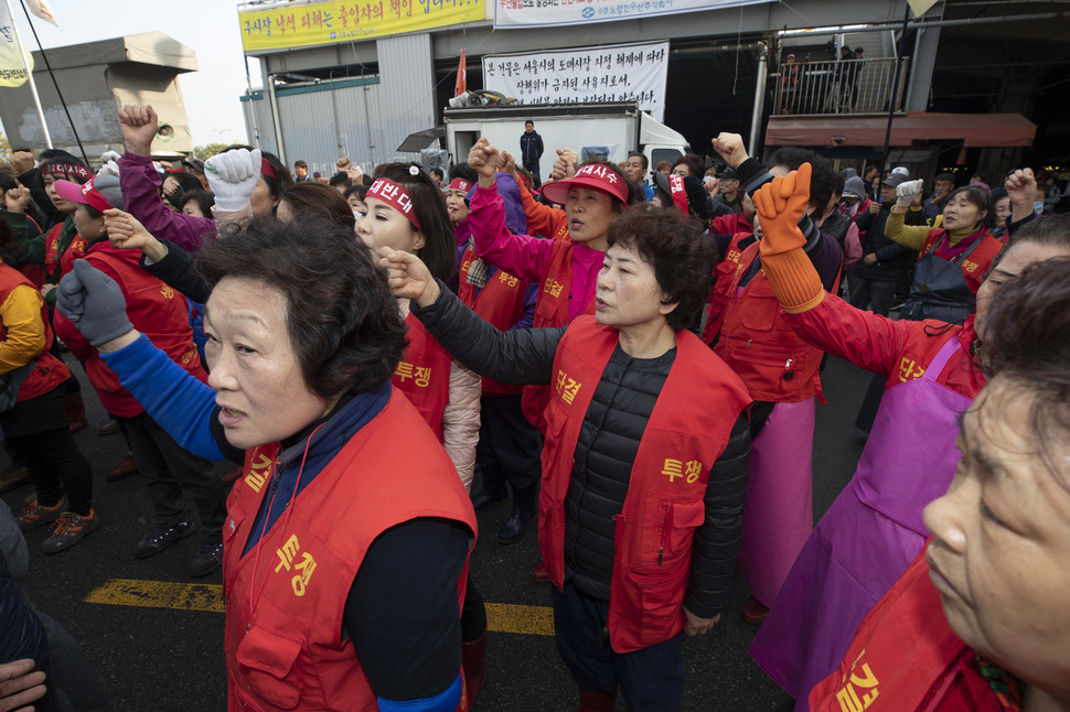 법원 집행관 등이 명의양도집행을 시도한 23일 오전 서울 동작구 옛 노량진수산시장 들머리에서 새 시장으로 이전을 거부하고 있는 상인들이 구호를 외치고 있다.