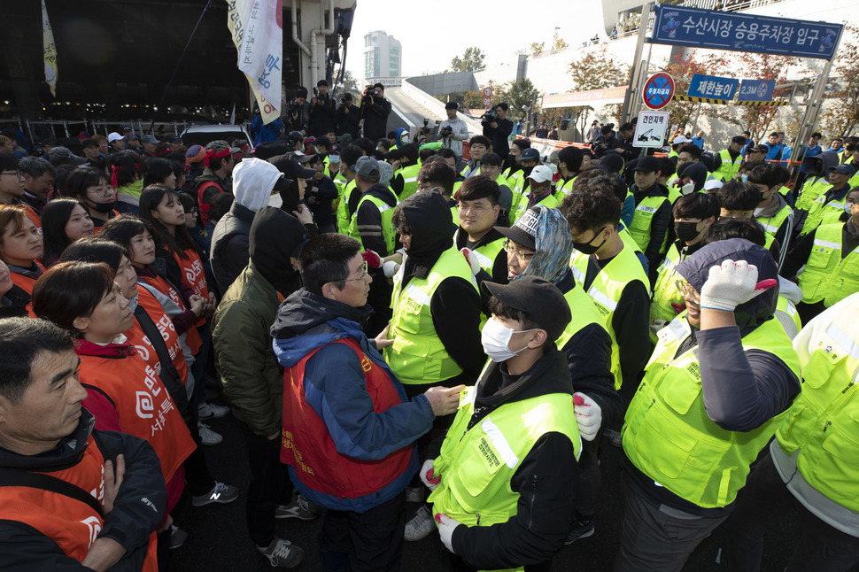 법원 집행관 등이 명의양도집행을 하기 위해 23일 오전 서울 동작구 옛 노량진수산시장 안으로 들어가려고 하자, 새 시장으로 이전을 거부하고 있는 상인 등이 막아서고 있다.