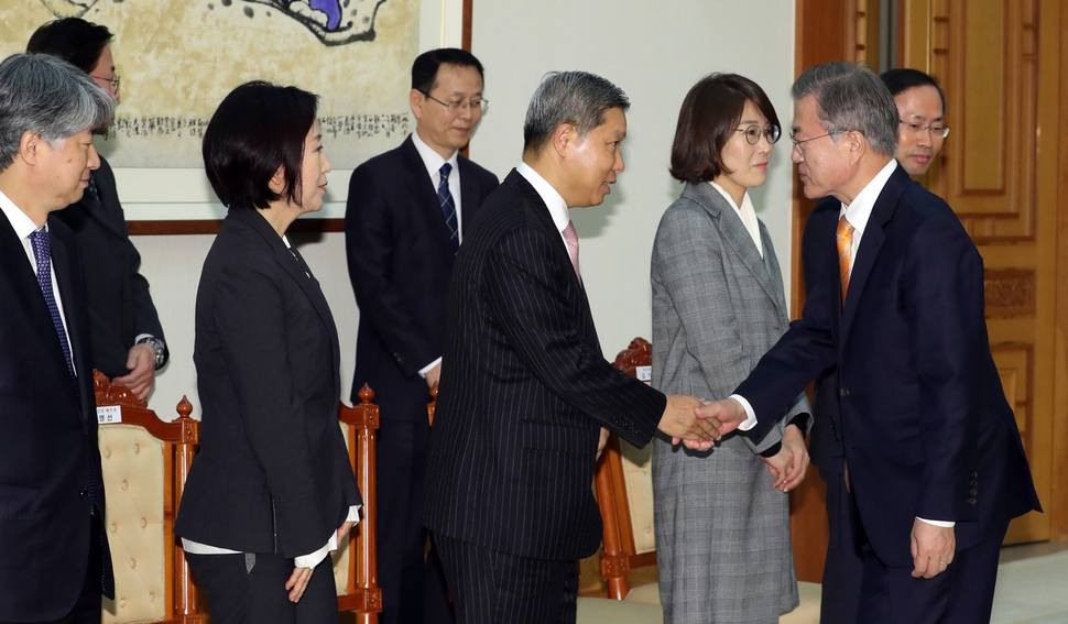 문재인 대통령이 23일 오전 청와대에서 김기영, 이영진, 이종석 헌법재판관에게 임명장을 수여하기에 앞서 인사를 나누고 있다. 청와대사진기자단