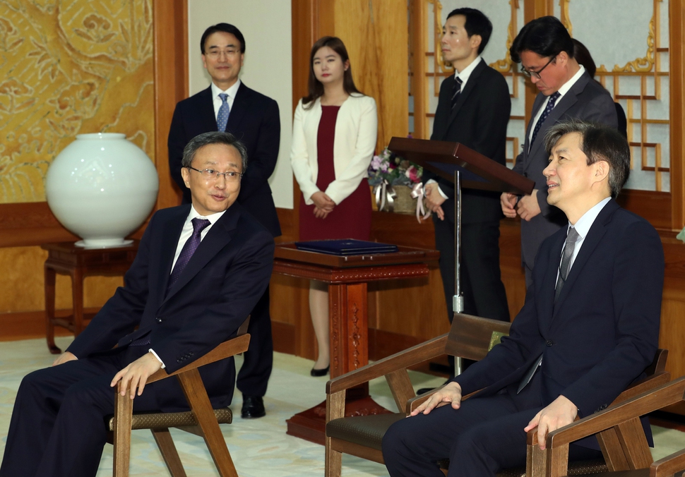 23일 오전 청와대에서 열린 신임 헌법재판관 임명장 수여식에 참석한 유남석 헌법재판소장(앞줄 왼쪽)과 조국 민정수석이 대화를 나누고 있다. 청와대사진기자단