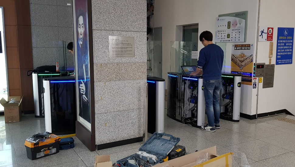 경기 의정부시가 전국 기초 지자체 중 최초로 시청사 출입 통제시스템 도입을 위한 게이트 설치 공사를 벌이고 있다. 의정부시청사 출입통제시스템 반대모임 제공