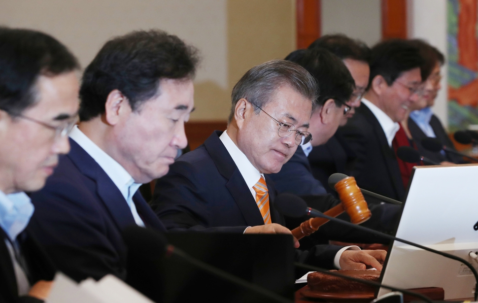 문재인 대통령이 23일 오전 청와대에서 열린 국무회의를 주재하고 있다. 청와대사진기자단
