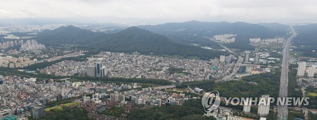 그린벨트(개발제한구역) 논란이 이어지고 있다. 국토교통부가 집값 대책의 하나로 그린벨트를 풀어 새 도시를 만들겠다고 밝힌 데 대해 서울시가 반대 뜻을 내보이며 맞서 있다. 지난 9월 그린벨트를 포함하고 있는 서울 서초구 염곡동 일대 모습. <연합뉴스>