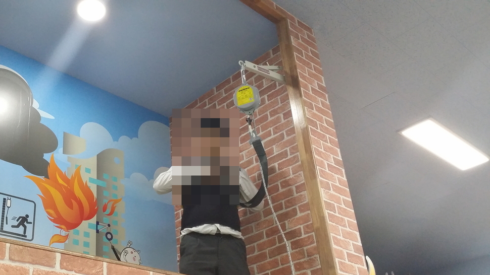 경남특수교육원에서 중학생들이 화재 때 완강기를 이용해 대피하는 요령을 배우고 있다.