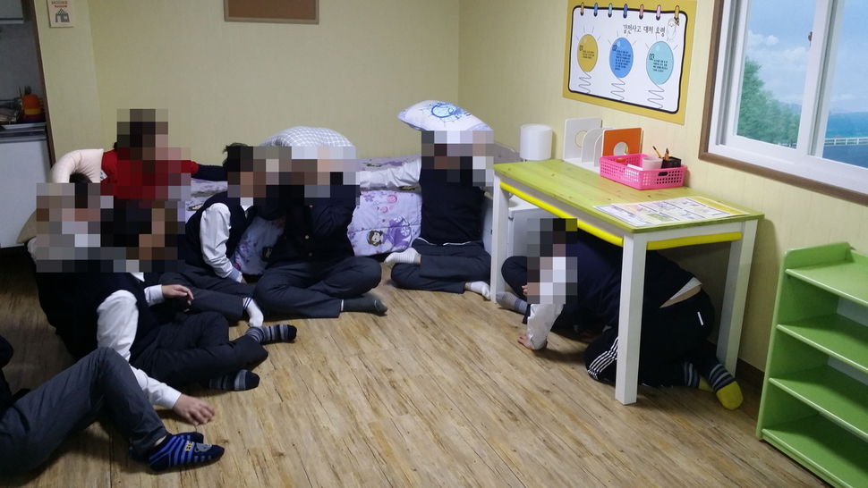 경남특수교육원에서 중학생들이 지진 체험과 대피 요령 교육을 받고 있다.
