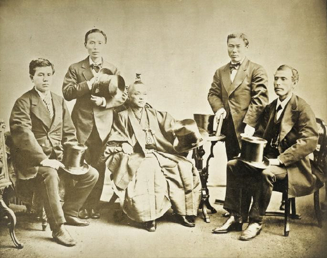 Gouverneurs de la restauration de Meiji. De gauche à droite, prière Takayoshi, Yamaguchi Masuka, Iwakura Tomomi, Ito Hirobumi, Okubo Toshimi. Dossier photo 5 du gouvernement
