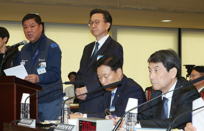 임한택 금속노조 한국지엠(GM)지부장(맨 왼쪽)이 22일 국회 정무위원회 국정감사에 참고인으로 출석해 답변하는 동안, 증인으로 나온 최종 한국지엠 부사장(왼쪽 둘째)이 눈을 감고 있다. 맨 오른쪽은 이동걸 케이디비(KDB)산업은행 회장. 강창광 기자 chang@hani.co.kr