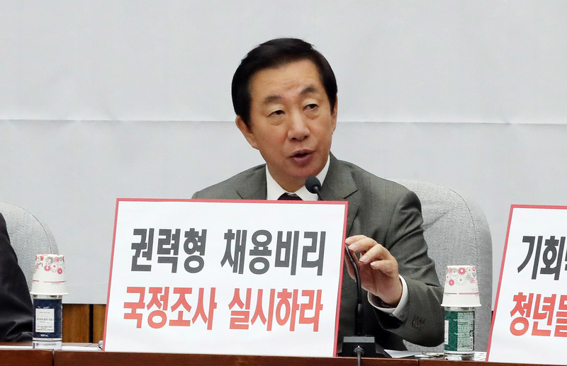 자유한국당 김성태 원내대표가 지난 19일 오전 국회에서 열린 국정감사 대책회의에서 서울교통공사의 고용세습 의혹 진상규명을 위한 국정조사요구서를 들어보이고 있다. 김경호 선임기자 jijae@hani.co.kr