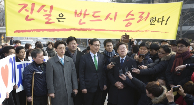 이재명 경기사가 29일 오전 10시 피고발인 신분으로 경기도 분당경찰서 포토라인에 선다. 사진은 2015년 2월4일 당시 성남시장이었던 이 지사가 서울 서초동 법원삼거리에서 청소용역업체 특혜 의혹과 관련해 검찰조사 출석에 앞서 지지자들과 만난 후 입장을 밝히고 있는 모습 김성광 기자 flysg2@hani.co.kr