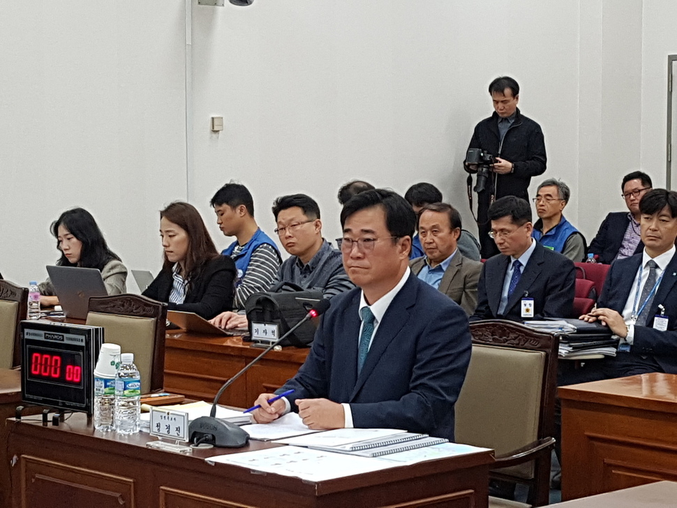 정경진 부산교통공사 사장이 부산시의회 인사청문회에서 시의원들의 질문을 듣고 있다. 김광수 기자