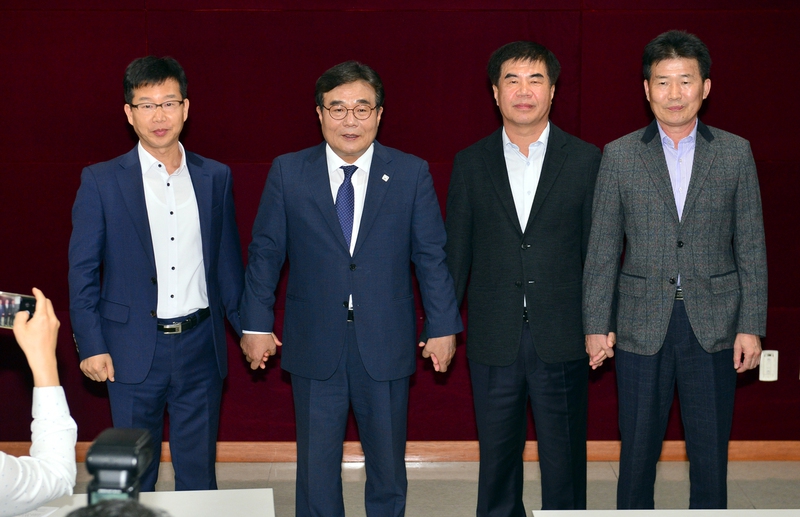 이병훈 광주광역시 문화경제부시장이 24일 광주시의회 3층 브리핑룸에서 윤종해 한국노총광주본부 의장, 박병규 전 광주시 경제부시장, 이기곤 기아차 전 지회장 등과 함께 '현대차 투자유치 성공을 위한 원탁회의 출범'과 관련해 기자회견을 연 뒤 손을 맞잡고 있다. 광주광역시 제공