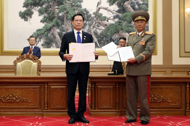 송영무 국방장관과 노광철 북한 인민무력상은 지난 9월 19일 판문점선언 이행을 위한 '군사분야 합의서'에 각각 서명했다.평양사진공동취재단