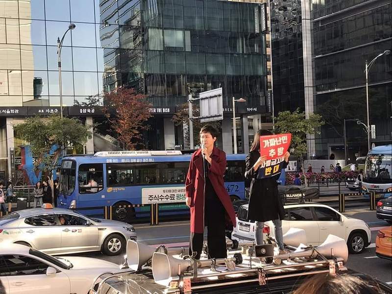 지난 20일 서울 광화문에서 열린 ‘가짜 난민 반대 집회'에 참석해 연설을 하고 있는 이언주 의원. 이 의원 페이스북