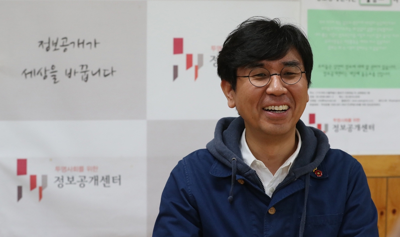김유승 투명사회를 위한 정보공개센터 소장이 17일 오후 서울 혜화동 센터에서 <한겨레>와 인터뷰를 하고 있다. 백소아 기자 thanks@hani.co.kr