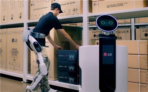 LG전자의 ‘LG 클로이 수트봇(LG CLOi SuitBot)‘. 산업현장에서 활용할 수 있는 하체 근력 지원용 웨어러블 로봇으로 인간과 로봇의 협업이 본격화하고 있다. 연합뉴스