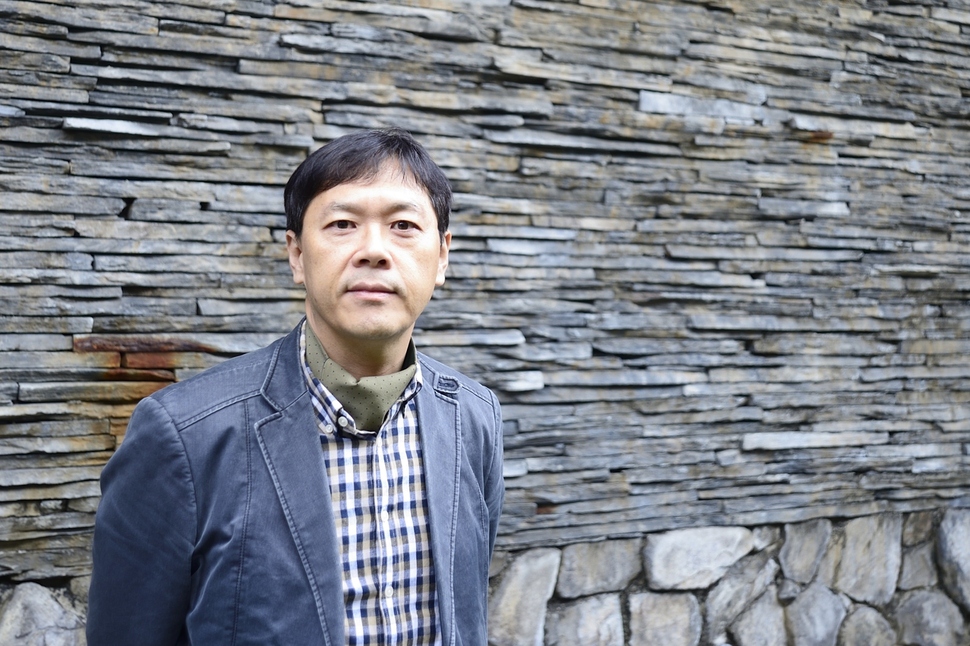 곽효환 시인은 최근 그의 네번째 시집 <너는>을 펴냈다. 사진 곽효환 시인 제공