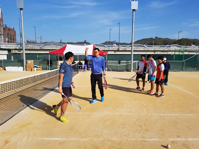 유영동 감독이 중학교 선수들에게 전위 발리를 가르치고 있다.