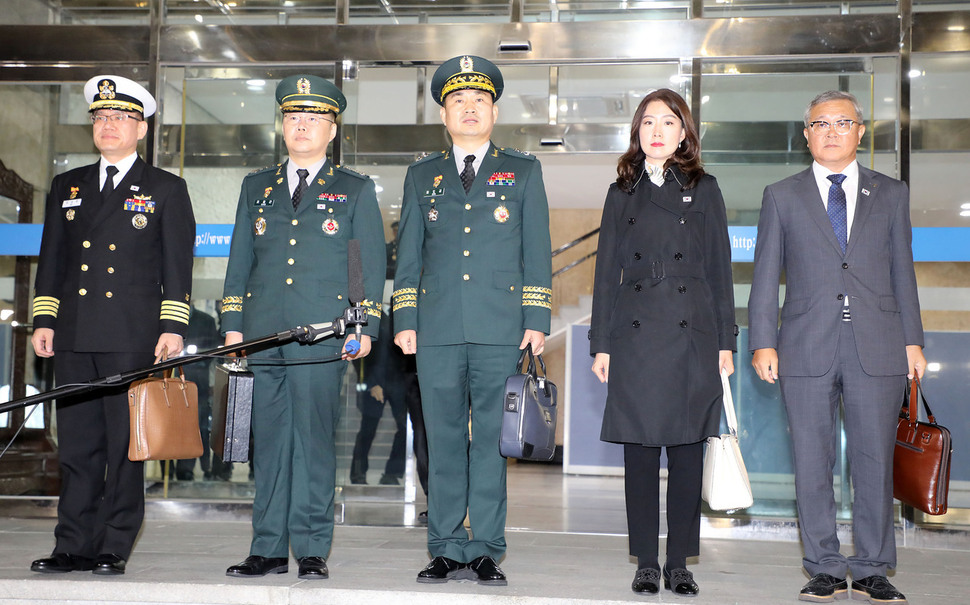 평양 남북정상회담 이후 첫 장성급 군사회담에 참석하는 남쪽 수석대표인 김도균 국방부 대북정책관(가운데·육군 소장)이 26일 서울 종로구 삼청동 남북회담본부를 떠나며 입장을 발표하고 있다. 왼쪽부터 안상민 합동참모본부 해상작전과장(해군 대령), 조용근 국방부 북한정책과장(육군 대령), 김 수석대표, 이종주 통일부 회담 1과장, 황준 해양수산부 수로측량과장. 사진공동취재단