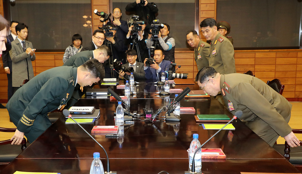 남북 군사당국이 26일 평양 남북정상회담 이후 첫 장성급 군사회담을 판문점 북측지역 통일각에서 가졌다. 제10차 남북장성급군사회담에 참석한 남쪽 수석대표인 김도균 소장(왼쪽)이 북쪽 수석대표인 안익산 육군 중장과 함께 자리에 앉고 있다. 판문점/사진공동취재단