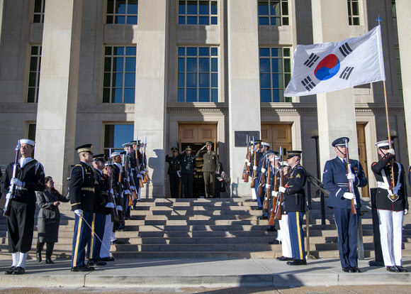 25일(현지시각) 미국 펜타곤에서 열린 제43차 한·미군사위원회에 참석한 박한기 합참의장과 던포드 미 합참의장이 의장대를 사열하고 있다. 연합뉴스