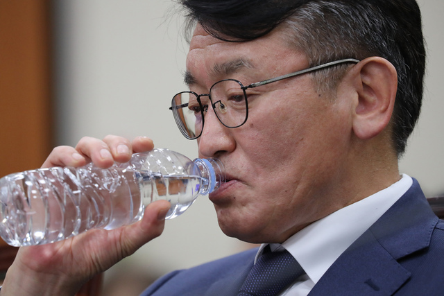 고대영 한국방송(KBS) 사장이 지난해 11월 10일 오후 국회에서 열린 과학기술정보방송통신위원회에서 열린 국정감사에서 물을 마시고 있다.강창광 기자 chang@hani.co.kr