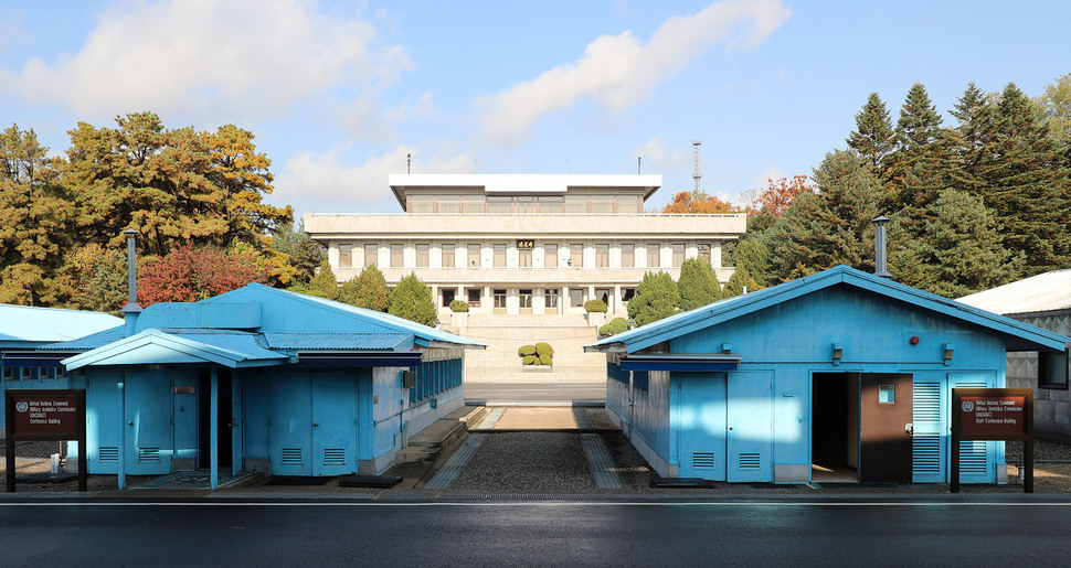 남북 9·19 군사합의에 명시된 공동경비구역(JSA) 비무장화 조치로 남?북 양쪽 군사 당국과 유엔사령부가 25일 오후 1시부로 판문점 공동경비구역 안 모든 화기와 탄약, 초소를 철수했다. 26일 오전 남쪽에서 바라본 판문점에 그동안 대치했던 남?북의 군인들이 사라진채 텅 비어 있다.  판문점/사진공동취재단