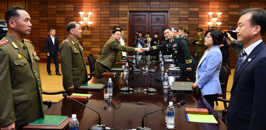 남북 수석대표가 6월14일 판문점에서 장성급 군사회담을 하고 있다.