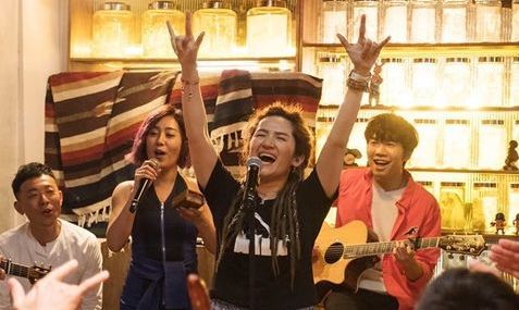 서로 방을 바꾼 두 여성의 탈주기