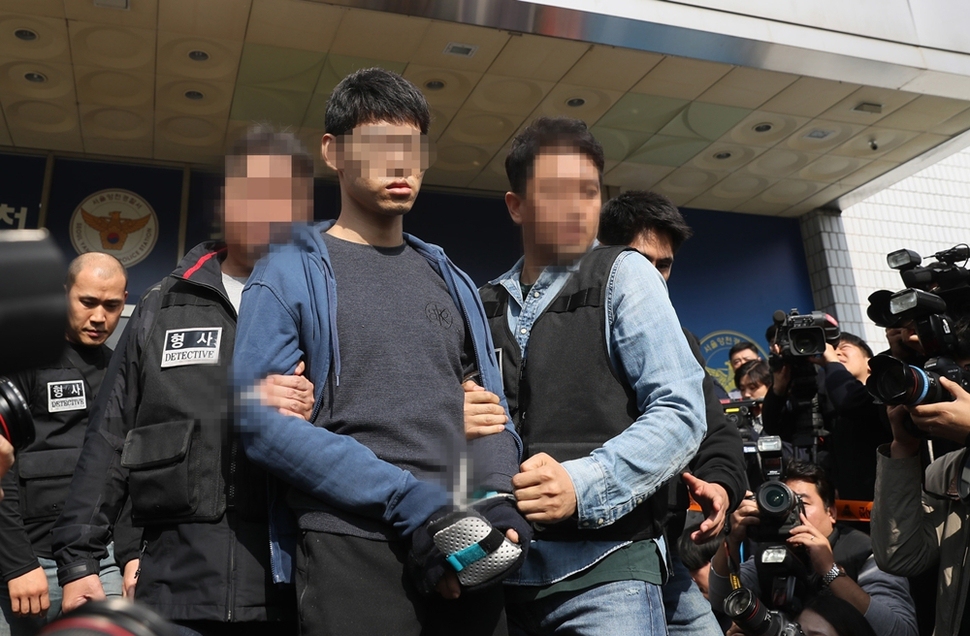 서울 강서구의 한 피시방에서 아르바이트생을 흉기로 찔러 숨지게 한 혐의를 받는 김아무개(29)씨가 10월22일 오전 서울 양천경찰서를 나서고 있다. 연합뉴스