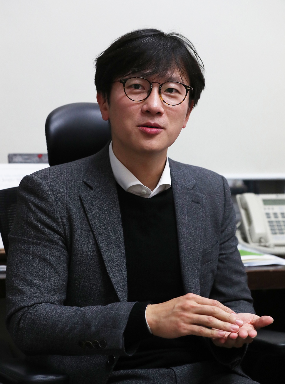 제주 4·3 수형인 재심을 이끌어 낸 임재성 법무법인 해마루 변호사가 23일 저녁 서울 서초구 자신의 사무실에서 <한겨레>와 인터뷰를 하고 있다. 백소아 기자 thanks@hani.co.kr