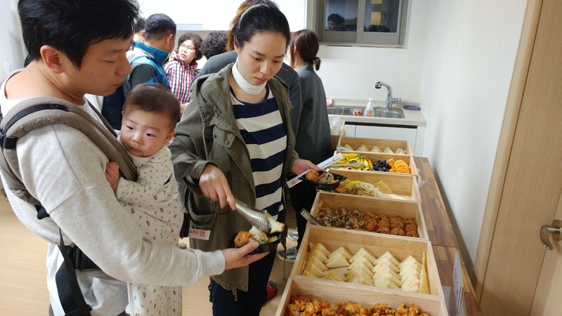 지난 25일 광주시 광산구 쌍암동 ㅈ아파트 아침 밥상 서비스 사업 시식행사엔 가족 단위로 온 주민들로 성황을 이뤘다. 광산구 제공